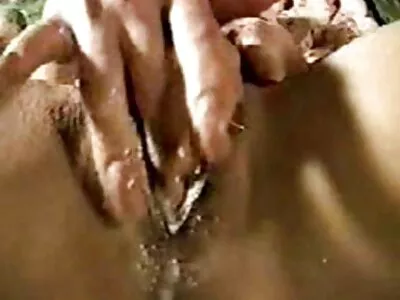 இளஞ்சிவப்பு டீன் புஸ்ஸி முற்றிலும் முட்டாள்தனமானது