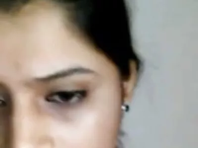டீன் கேர்ள் லெஸ்பியன் வேடிக்கையைக் கண்டுபிடித்தார்