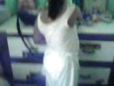 அழகான டீன் ஒரு மழையில் சுயஇன்பம்