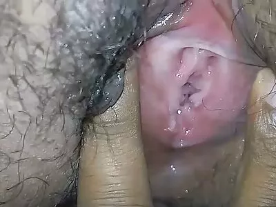 டில்டோவுடன் கவர்ச்சியான டீன் விளையாடுகிறார்